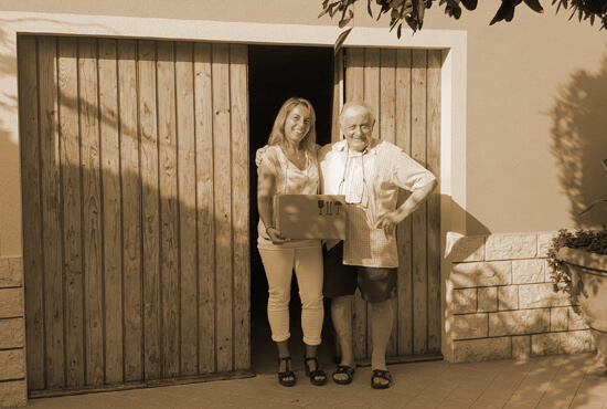 Silvia e il suo papà sulla soglia del garage dove nasce Officina Naturae